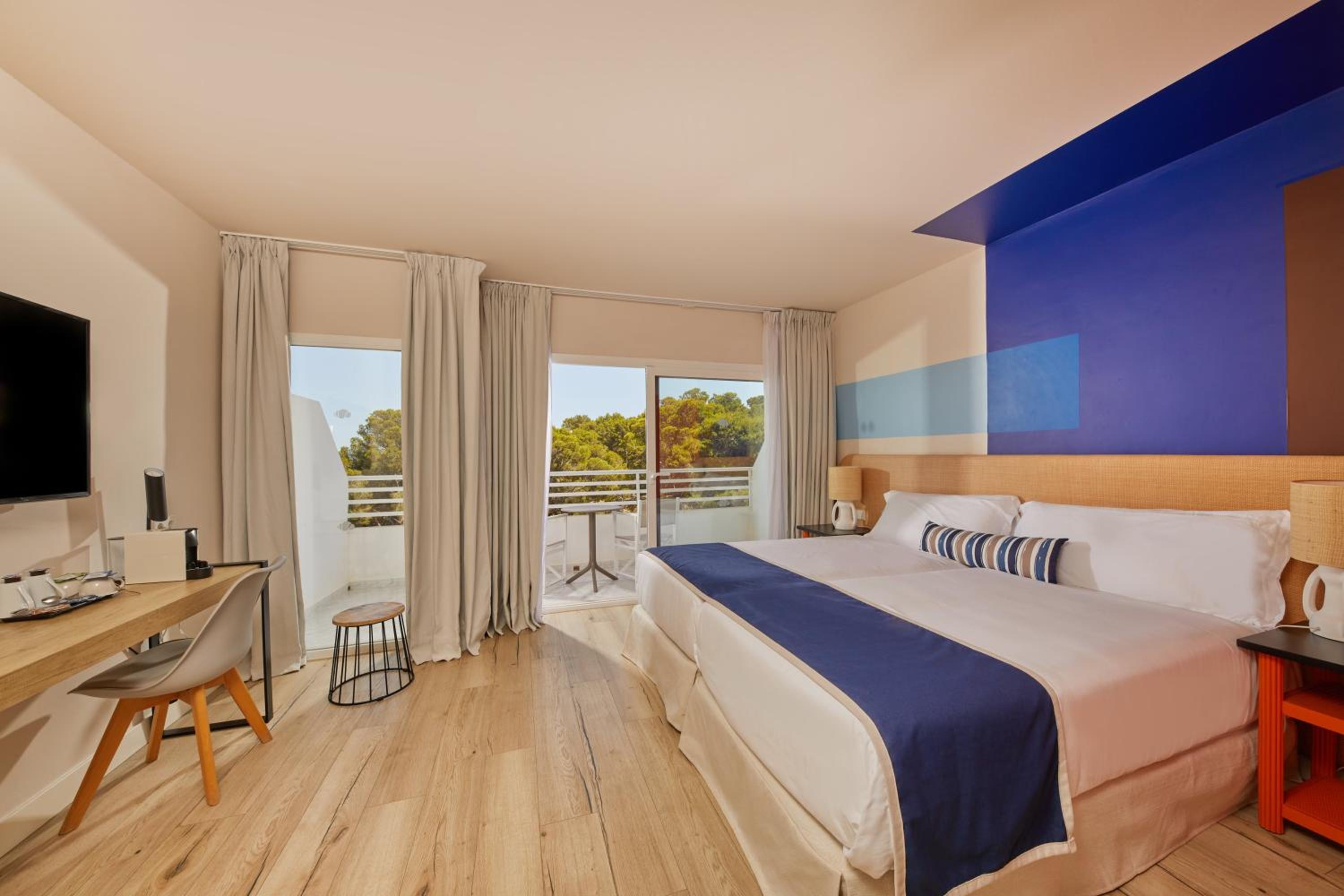 My Favorite Club, Suite, Sea View
