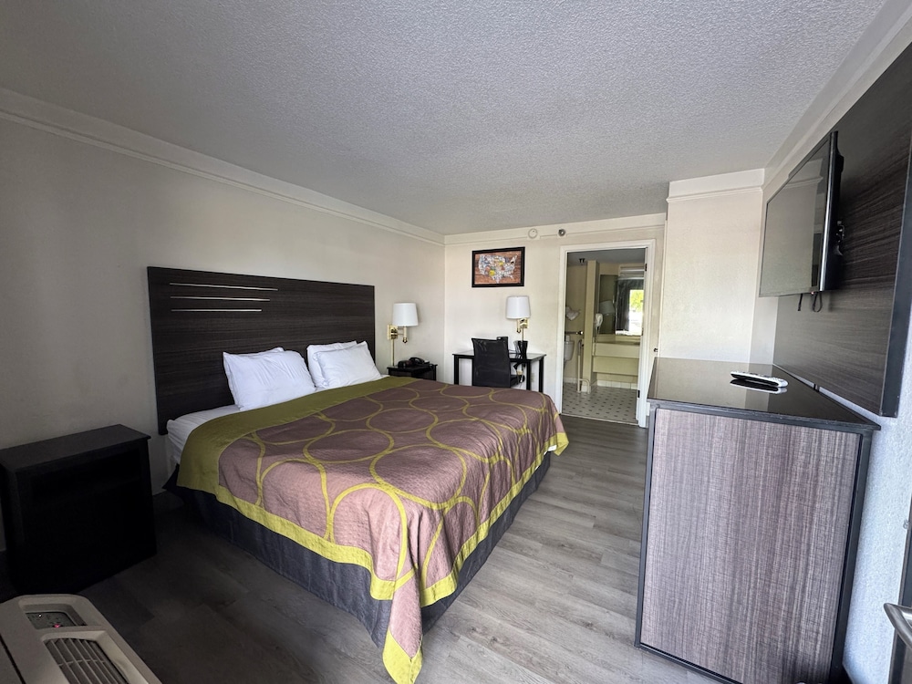 Super 8 by Wyndham Savannah 18/51