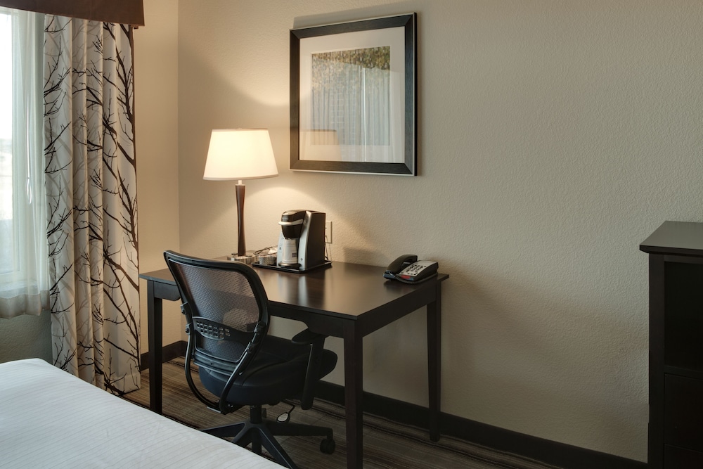 Holiday Inn Express Suites Nevada 56/66