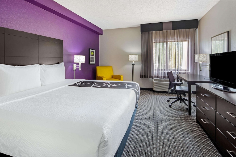 La Quinta Inn & Suites by Wyndham Miami Airport East 17/52