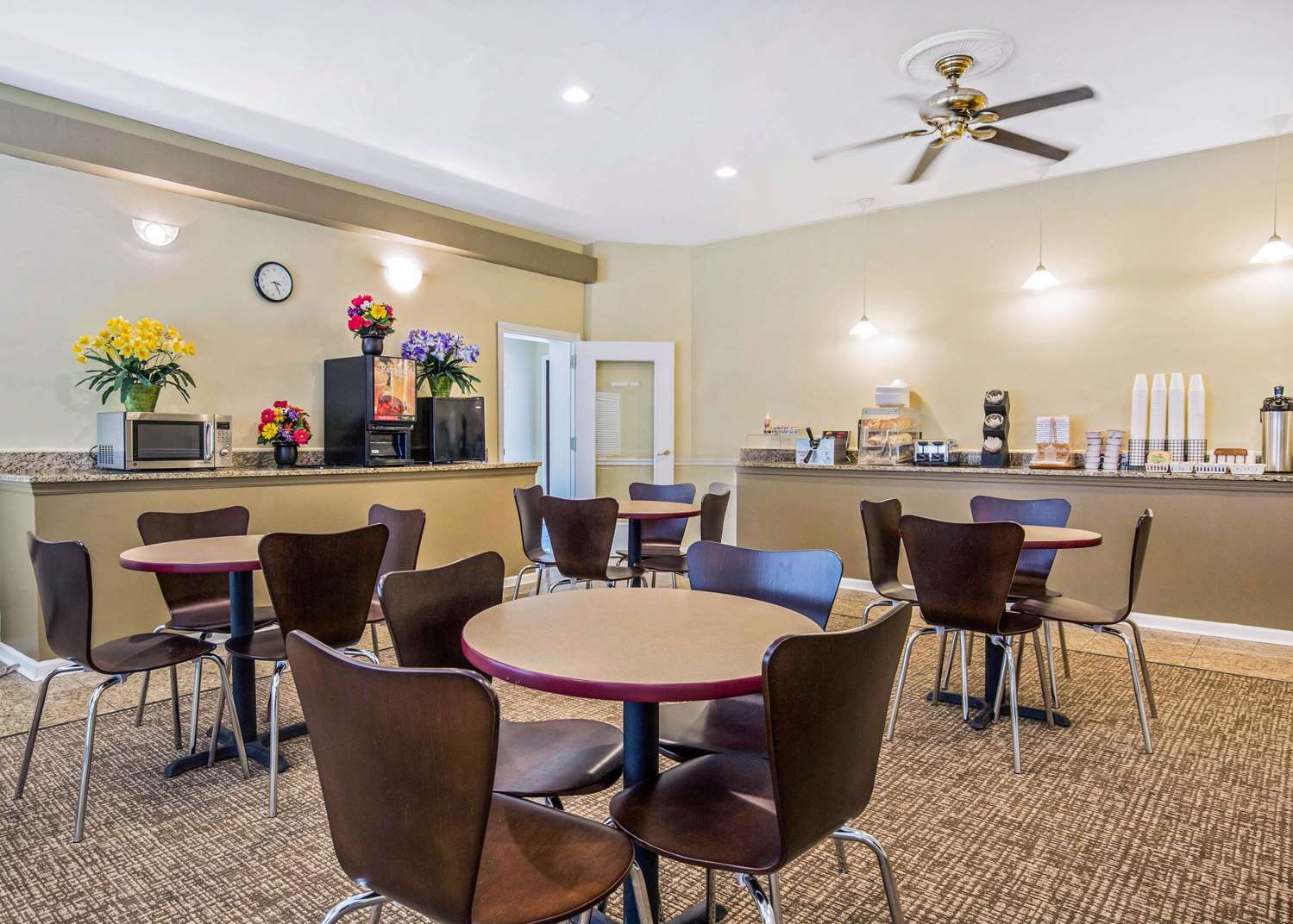 Rodeway Inn Lyons - La Grange 27/35