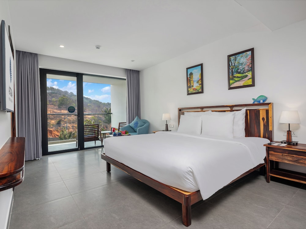 Deluxe Double Room, Balcony 1 King Bed