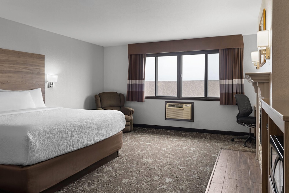 غرفة سوبيريور بسرير كينج، Ramada by Wyndham Cedar Rapids South 2/4