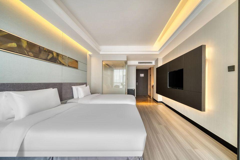 Deluxe, Queen Bed, Street View