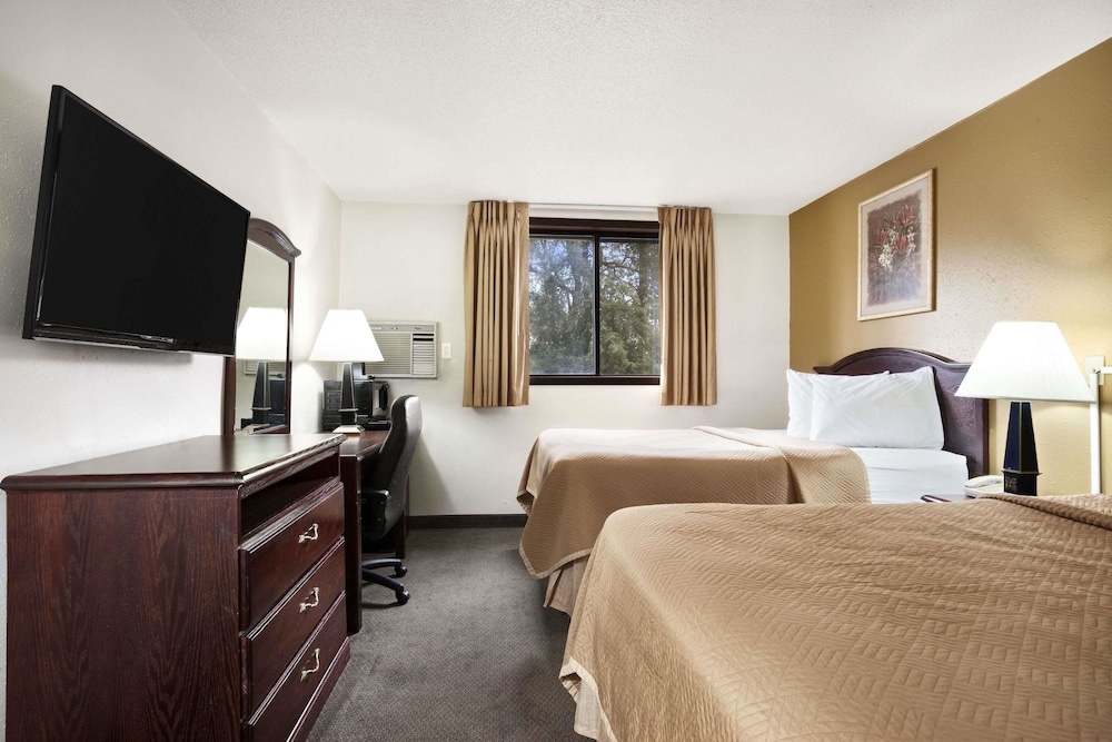 Travelodge by Wyndham La Porte/Michigan City Area 15/50