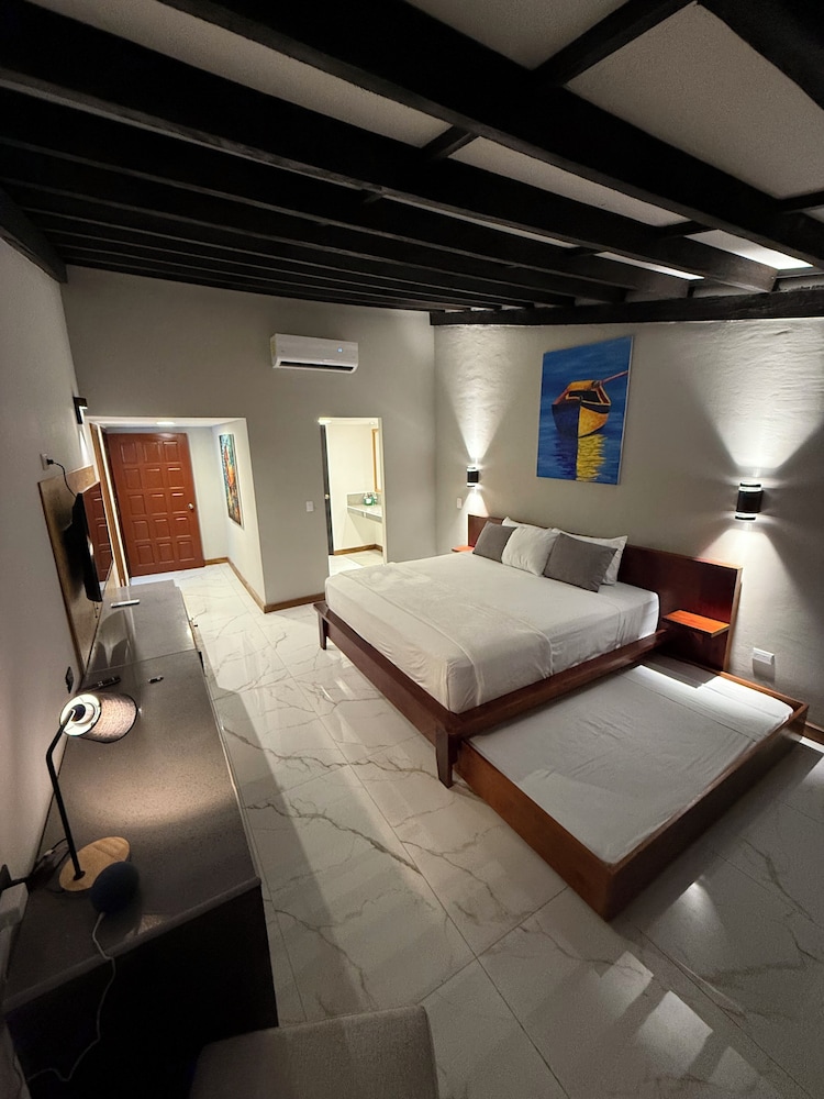 Deluxe, Triple, King Bed, Murphy Bed، Hotel Tesoro Beach 5/8