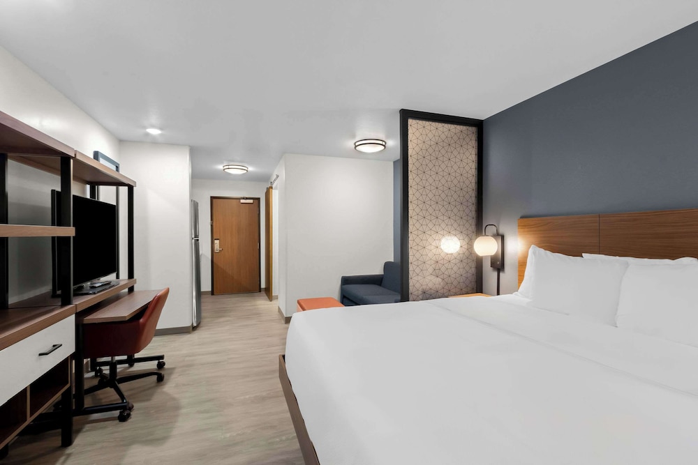 Everhome Suites Glendale Sports & Entertainment District 12/47