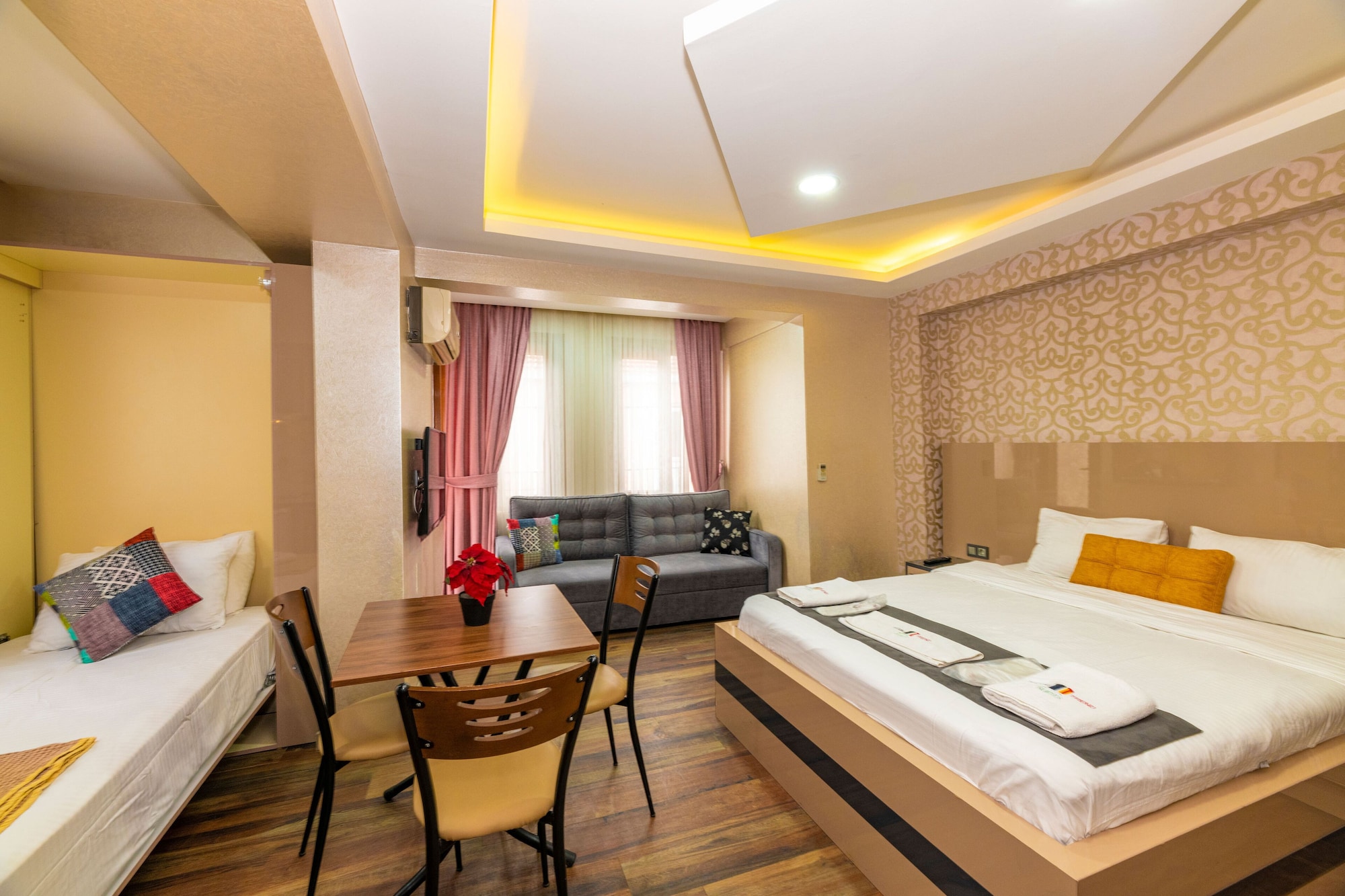 G, Deluxe, Suite, 1 King and 1 Single Beds, Sofa