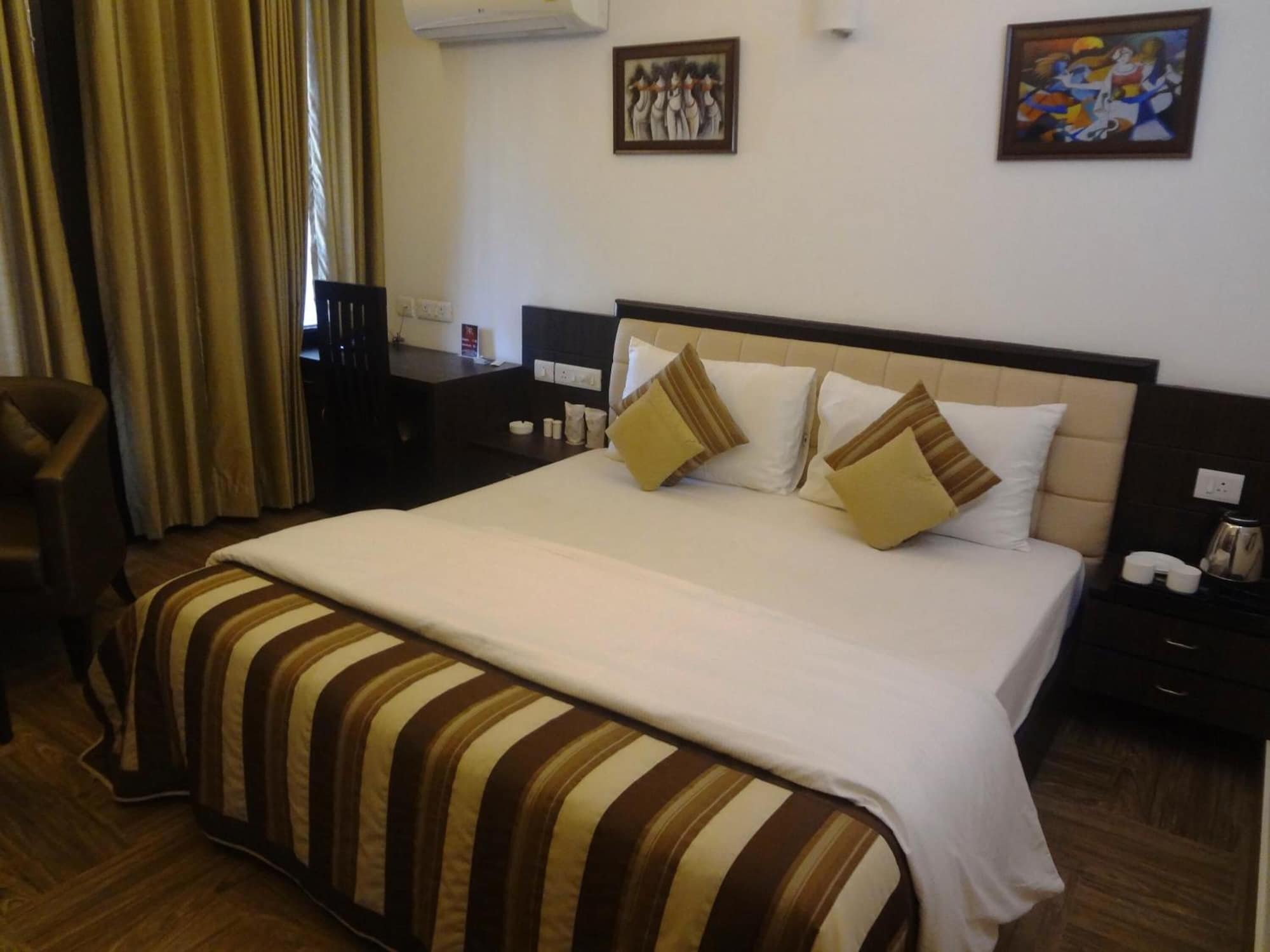 غرفة فاخرة بسرير مزدوج، RR Residency 4/10