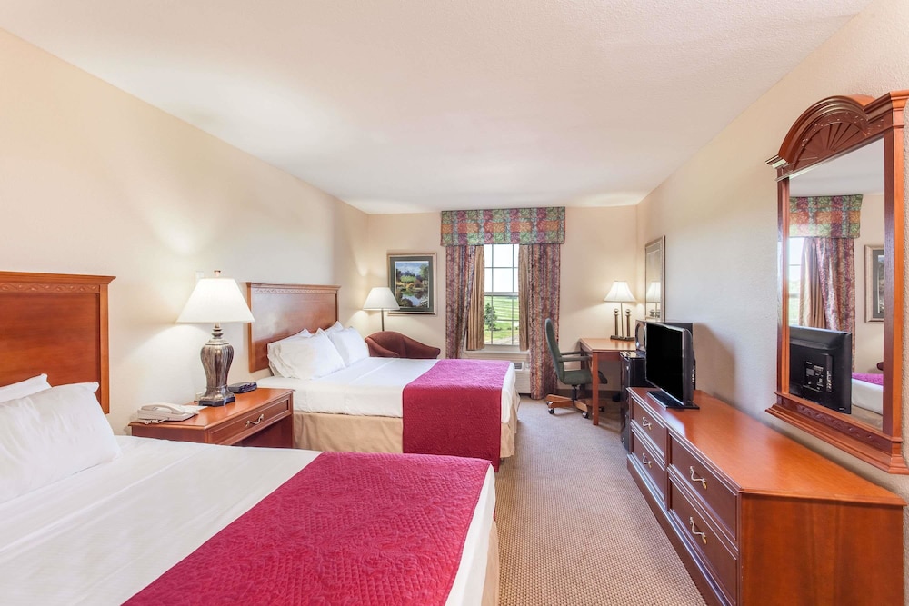 Ramada by Wyndham Sparta/At Speedway 12/33