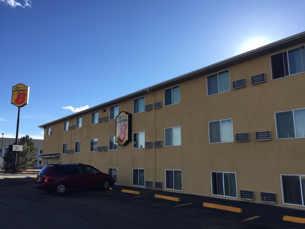 Super 8 By Wyndham Raton 4/25