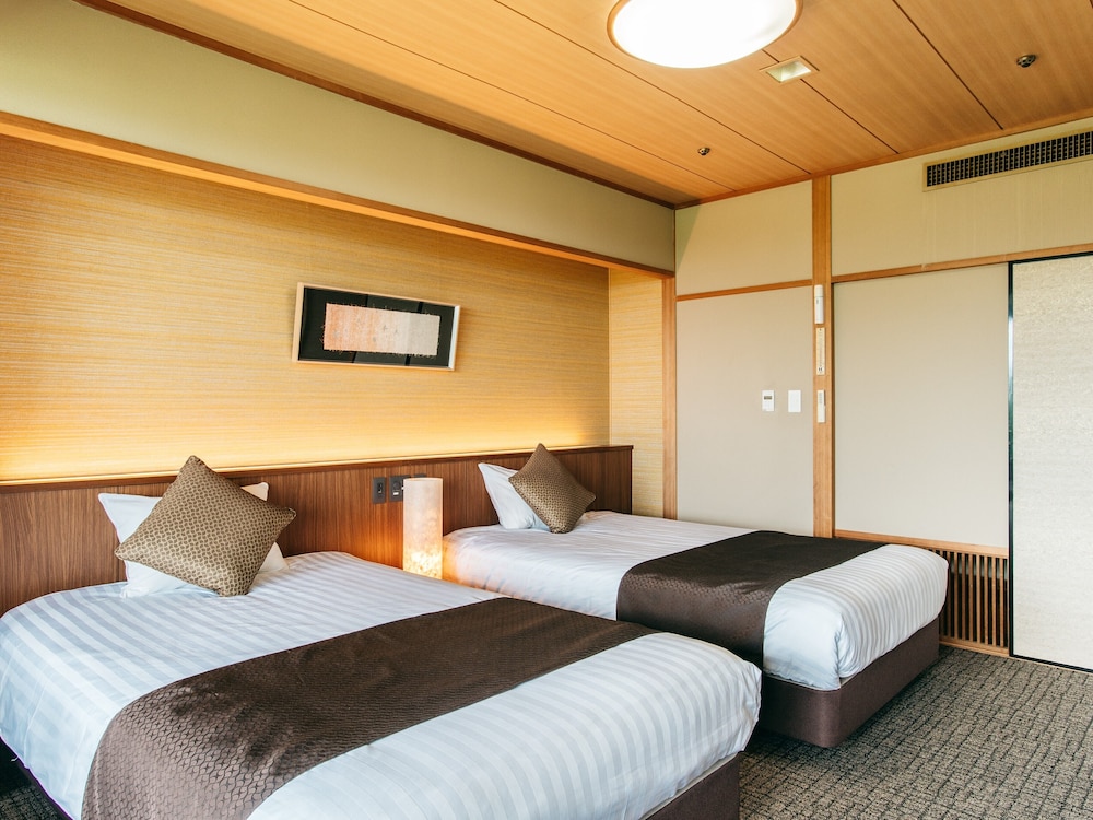 JAPANESE, TWIN BEDS