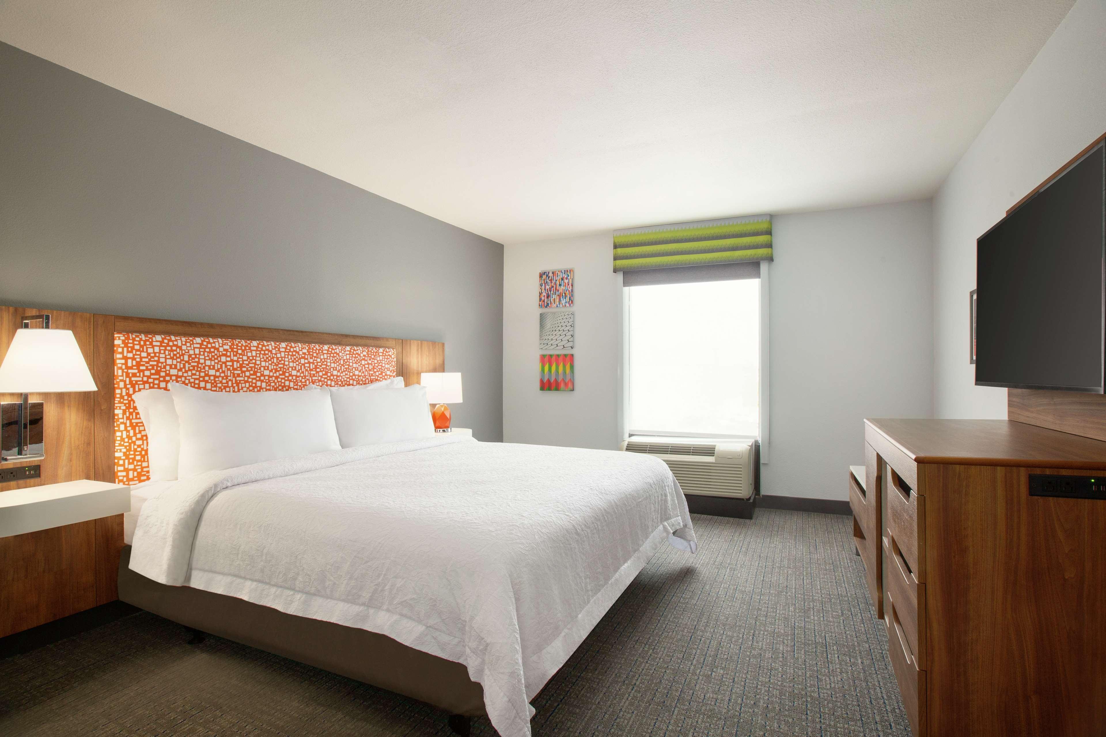 1 BEDROOM, SUITE, KING BED, KITCHEN