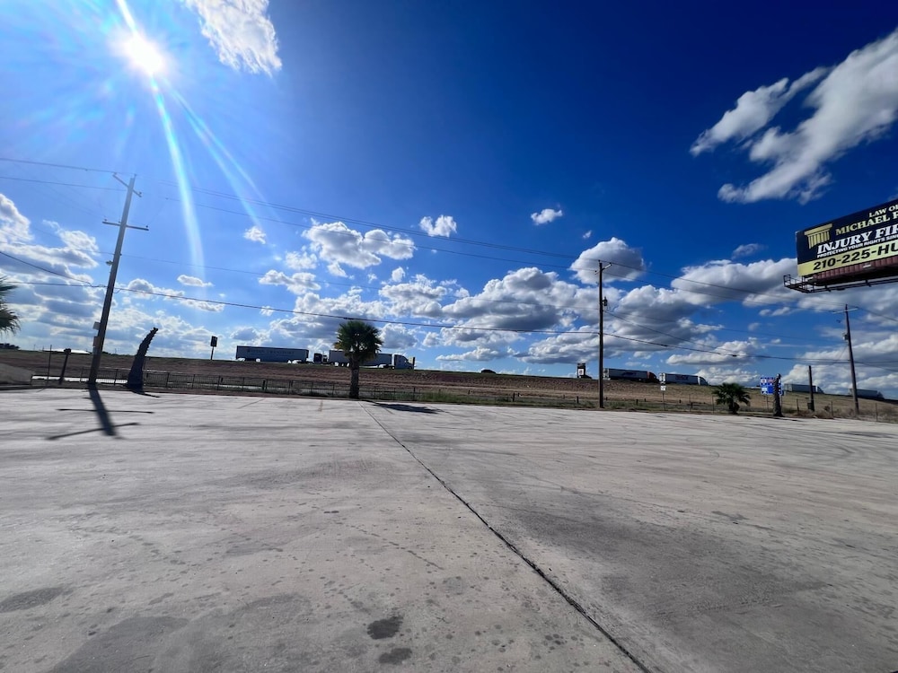 OYO Garden Inn and Suites Pearsall I-35 East 14/21