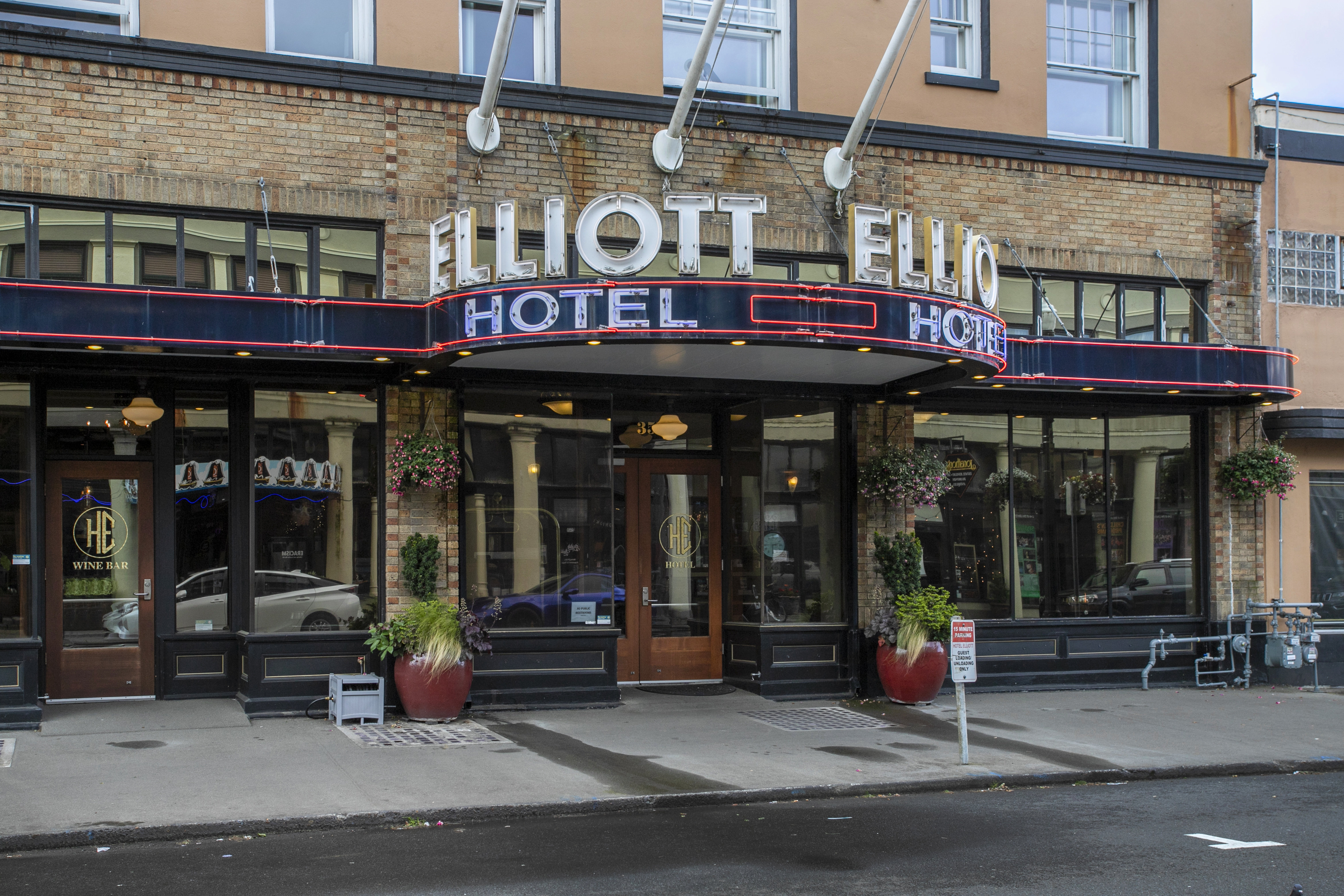 Hotel Elliott 4/77