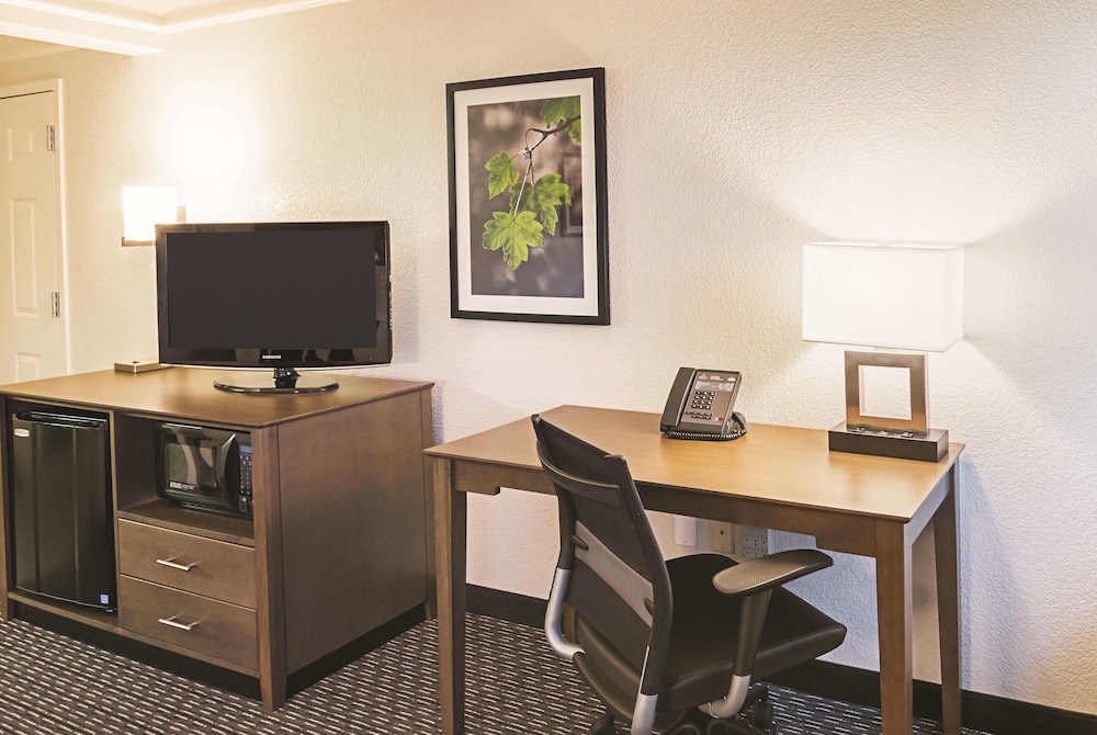 La Quinta Inn & Suites by Wyndham Fort Worth North 42/45