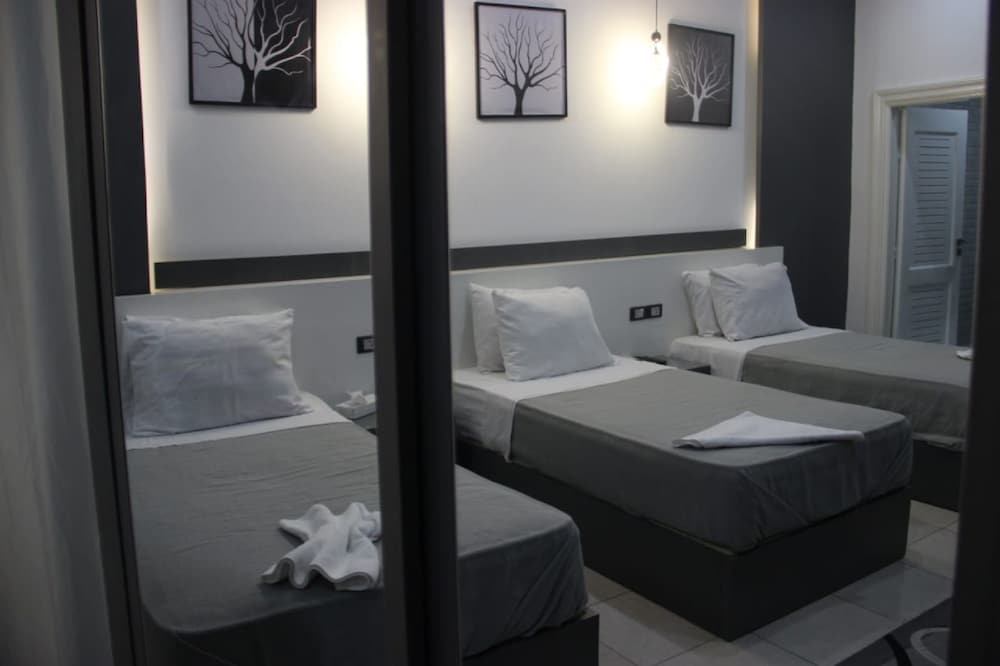 Azar Hotel 16/24