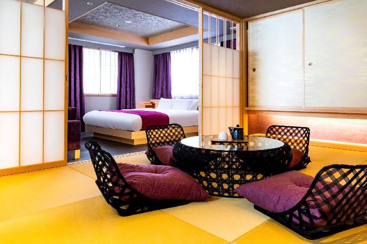 DELUXE, SUITE, KING BED, 3 FUTON BEDS