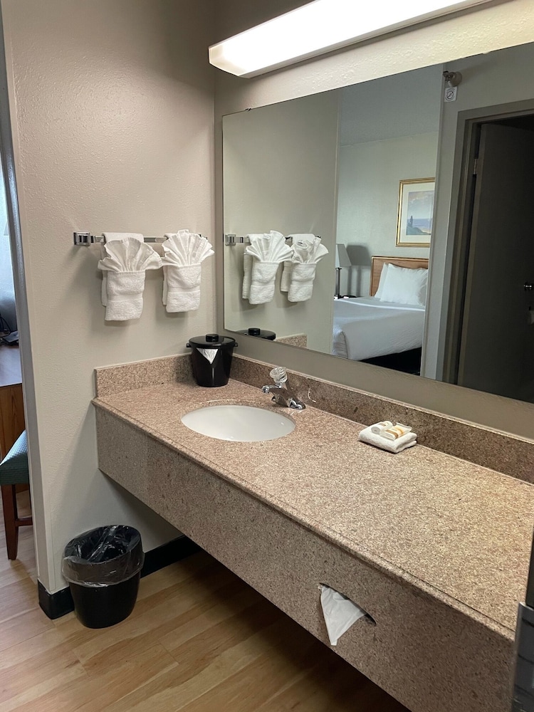 Days Inn by Wyndham Pleasant Prairie Kenosh 27/55
