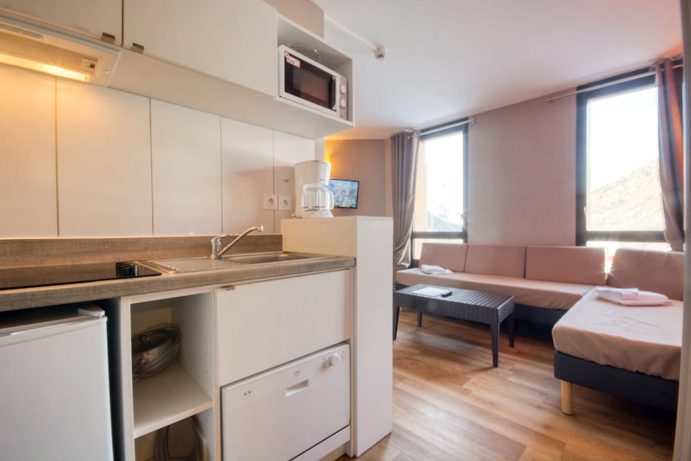 SOWELL RESIDENCES New Chastillon 27/76