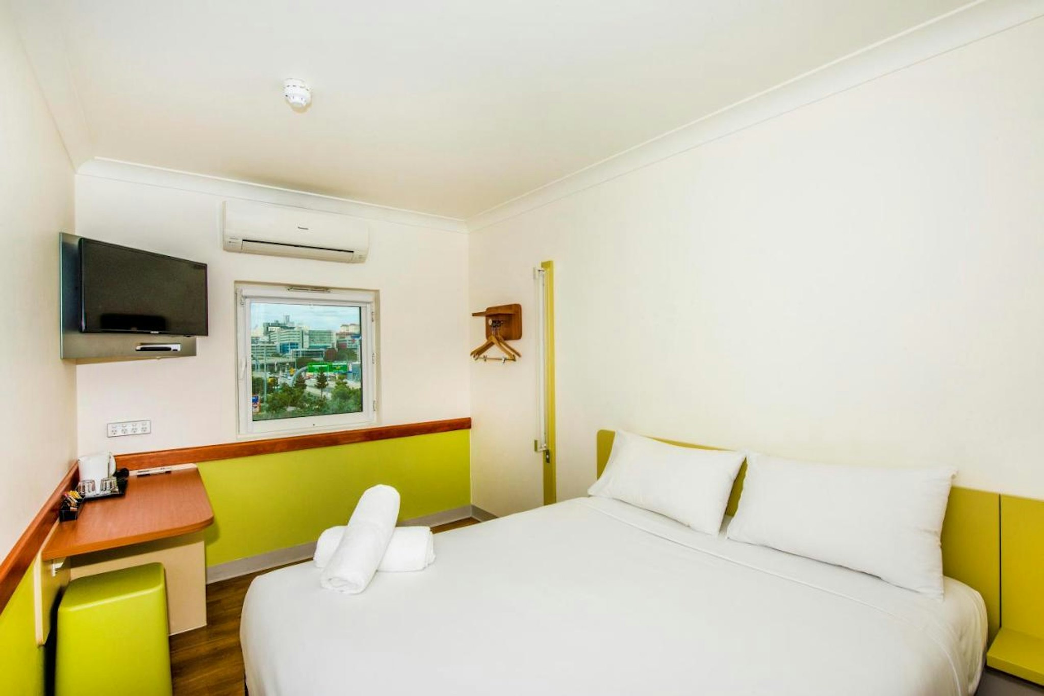 Standard, Queen Bed