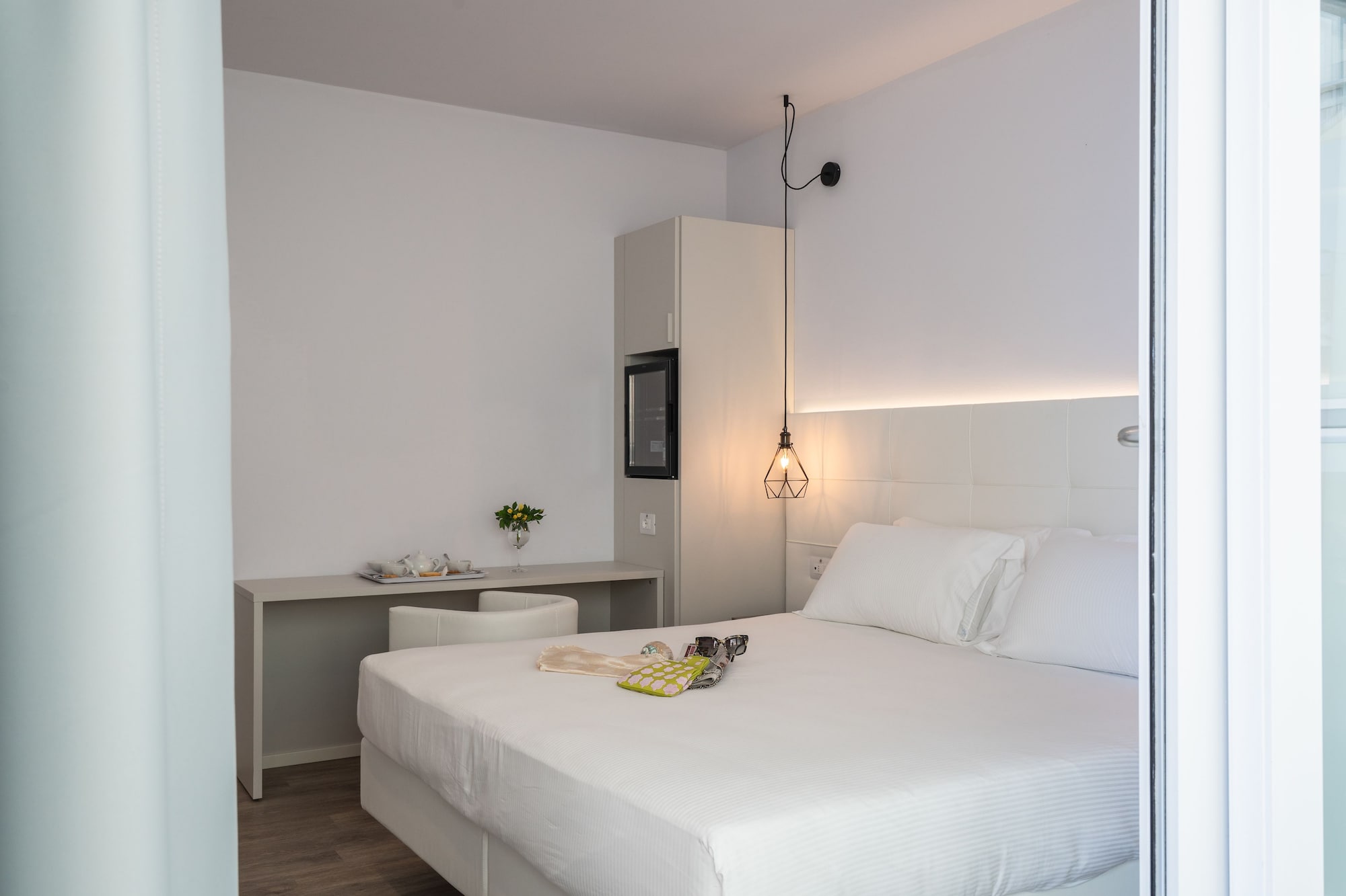 SUPERIOR, DOUBLE BED, PARTIAL SEA VIEW, TERRACE