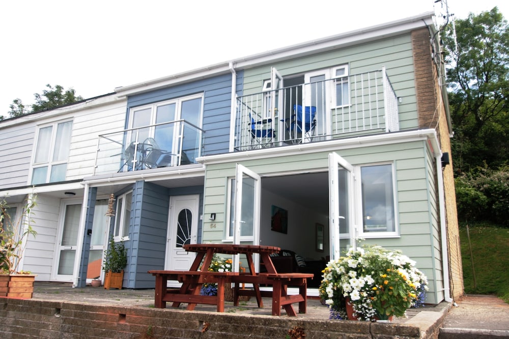 Freshwater Bay Holiday Cottages 4/50