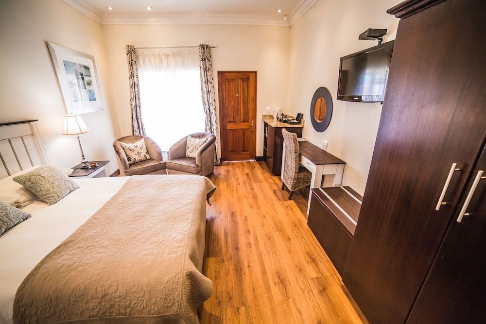 Court, 2 Queen Beds