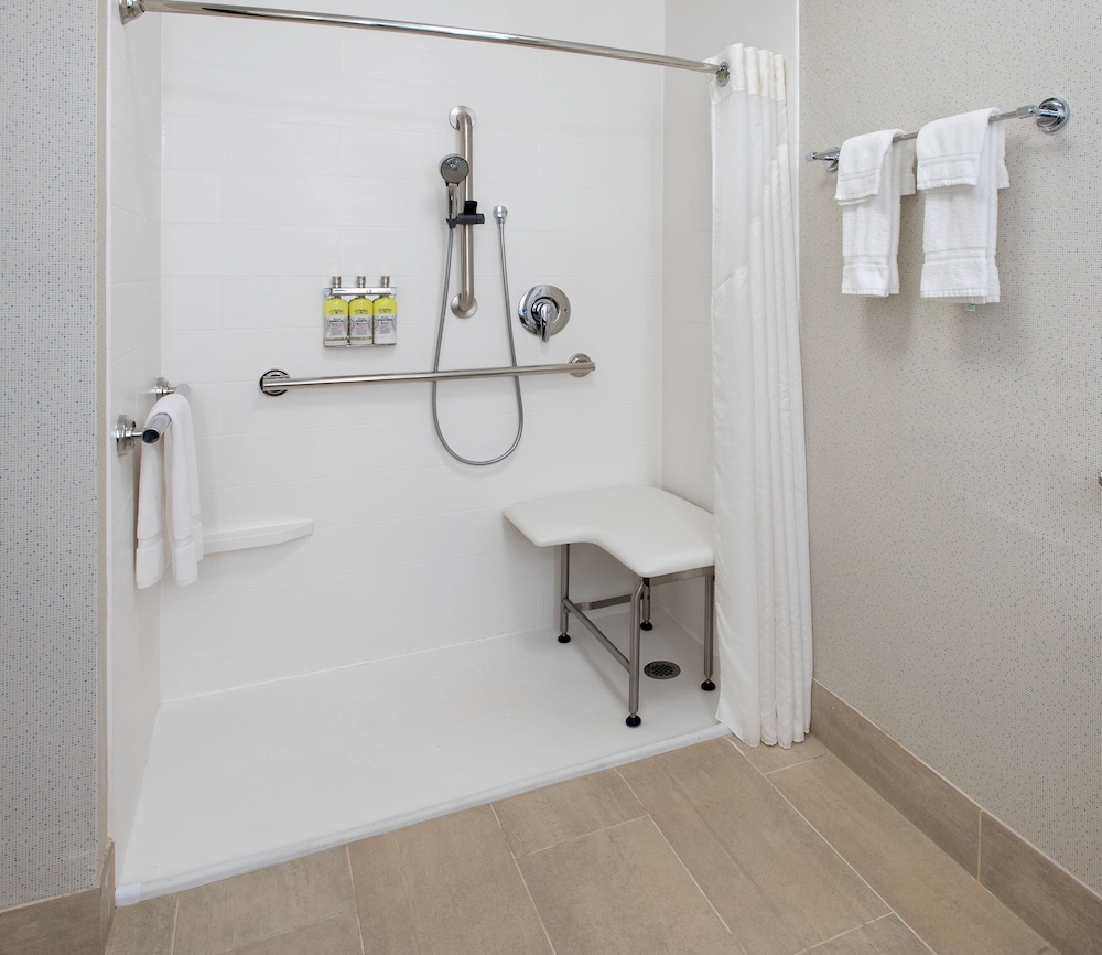 Holiday Inn Express & Suites Great Barrington Lenox Area 38/40