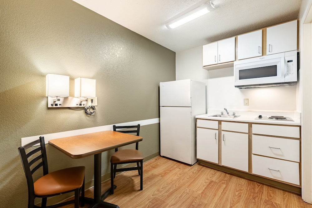HomeTowne Studios by Red Roof Atlanta NE - Peachtree Corners 36/50