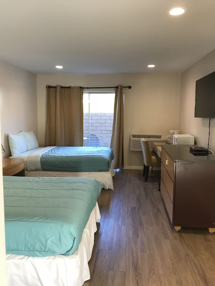Delos Reyes Palm Springs 22/63
