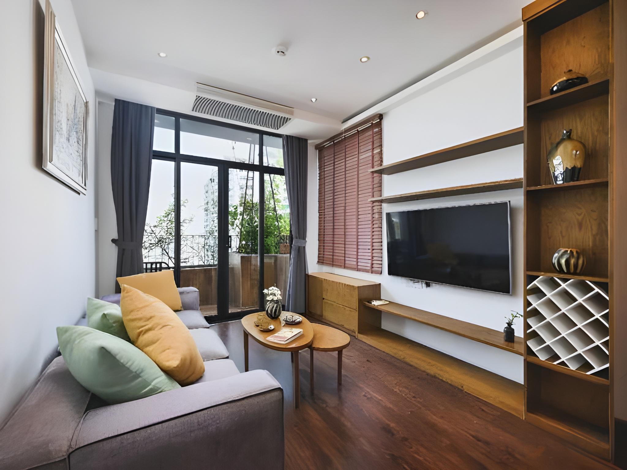 2 Bedrooms, Family Suite, Street View, Balcony, Bathtub