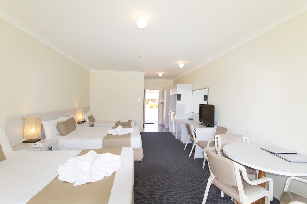ISLAND PALMS MOTOR INN 26/32