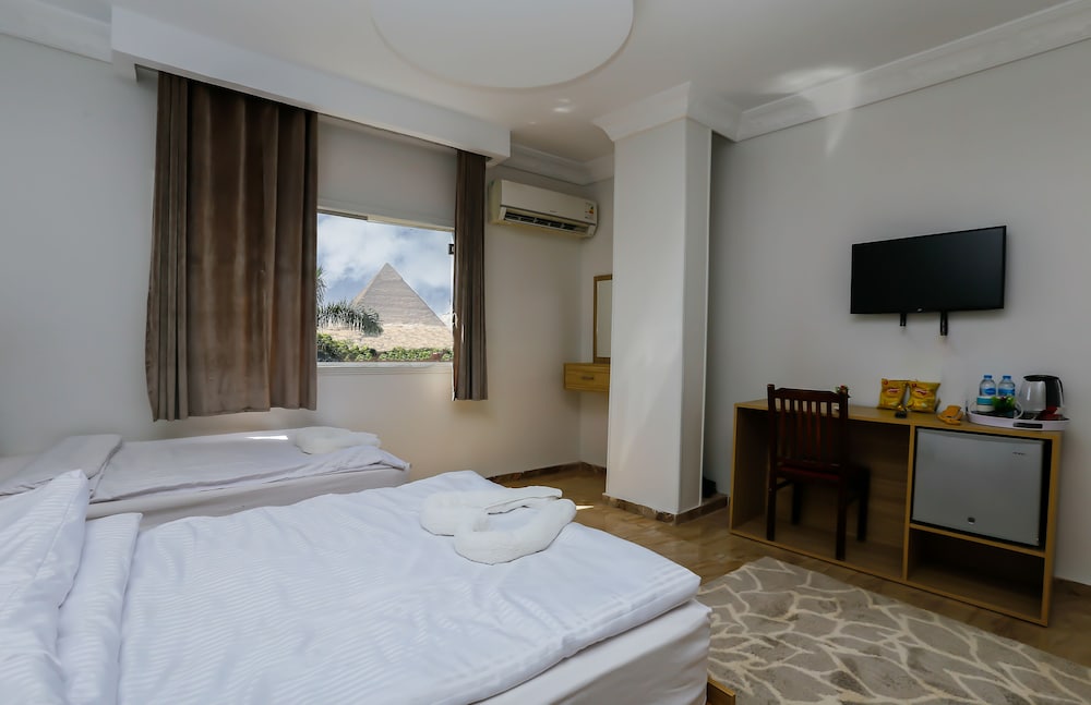 Three Giza Pyramids Inn 34/65