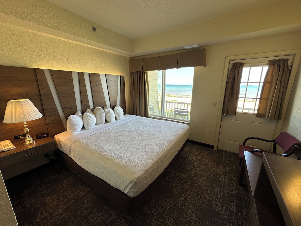 Mackinaw Beach & Bay Inn & Suites 21/51