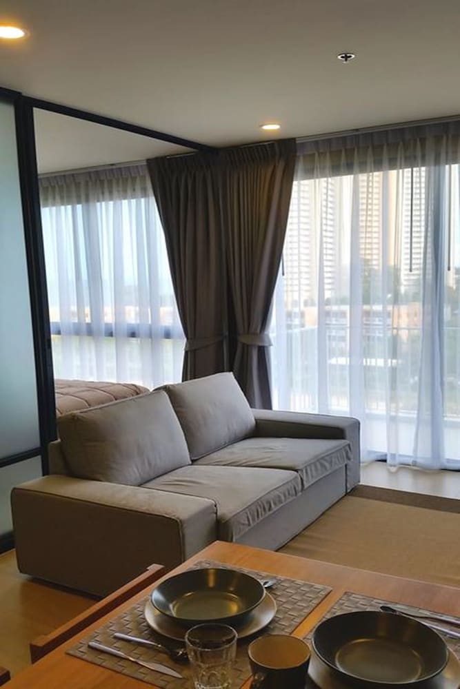 Baan Thew Talay Blue Sapphire 27/50