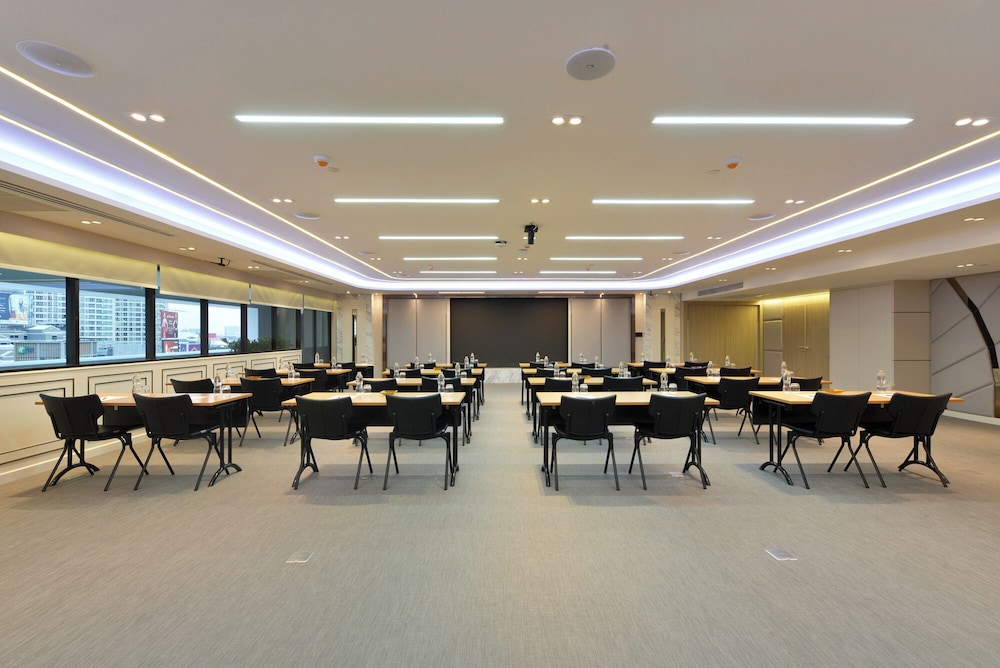 Centre Point Plus Hotel Silom 62/76