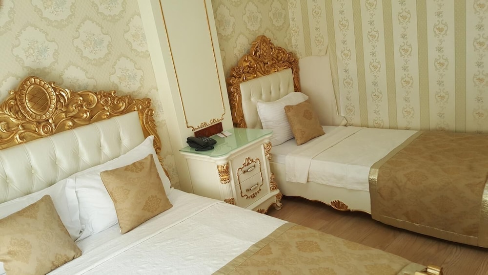 BEST TOWN HOTEL 12/48