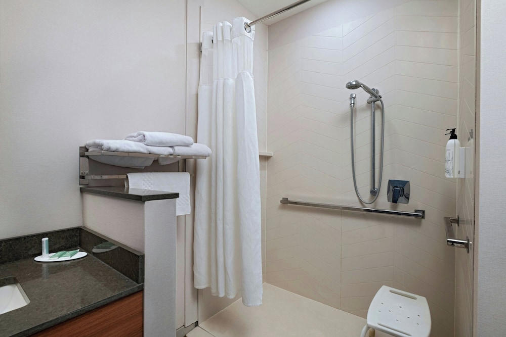 Fairfield Inn & Suites by Marriott Lincoln Crete 50/50