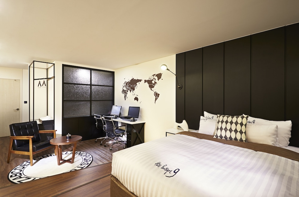 CUSTOM, SUITE, DOUBLE BED