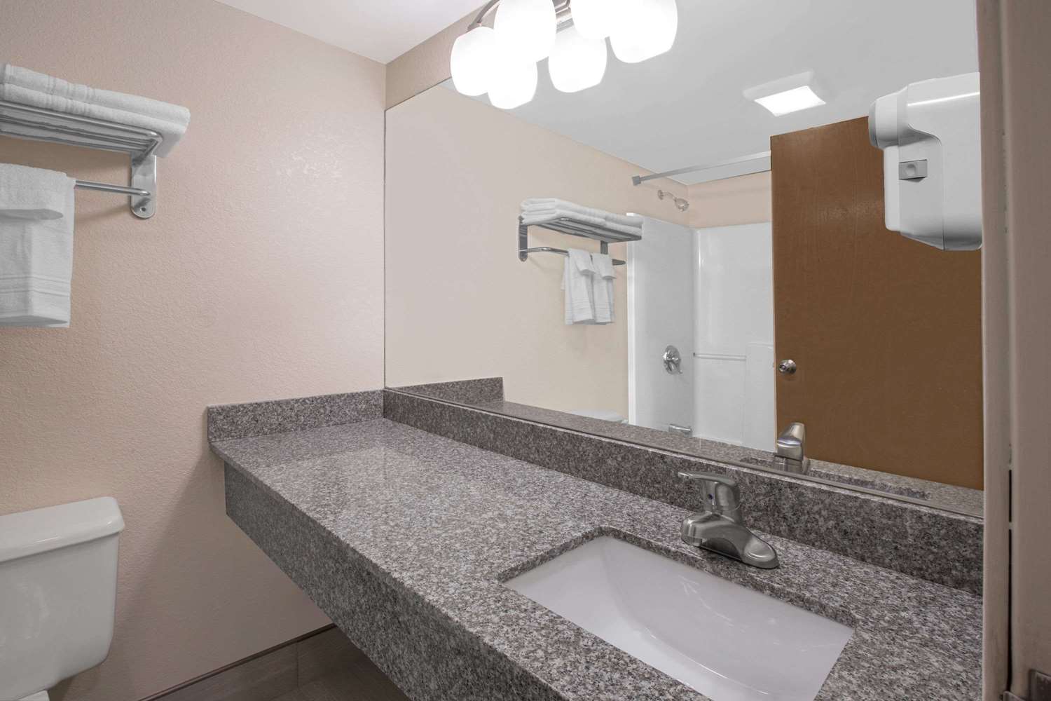 Days Inn by Wyndham Hillsdale 18/19