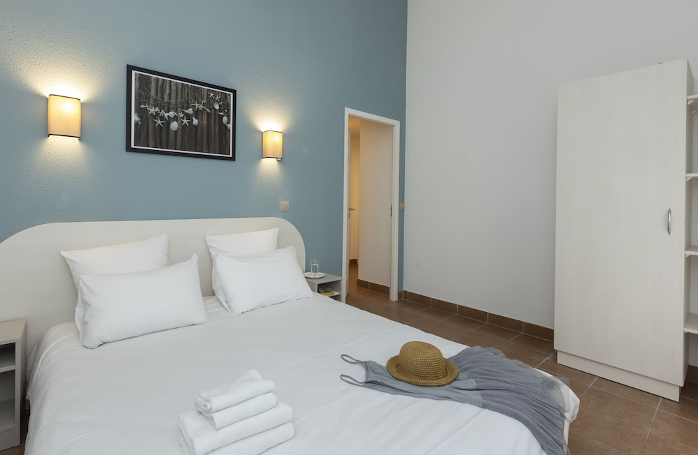 3 BEDROOMS, VILLA