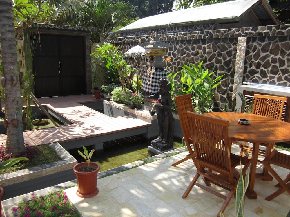 Lovina Oasis 4/28