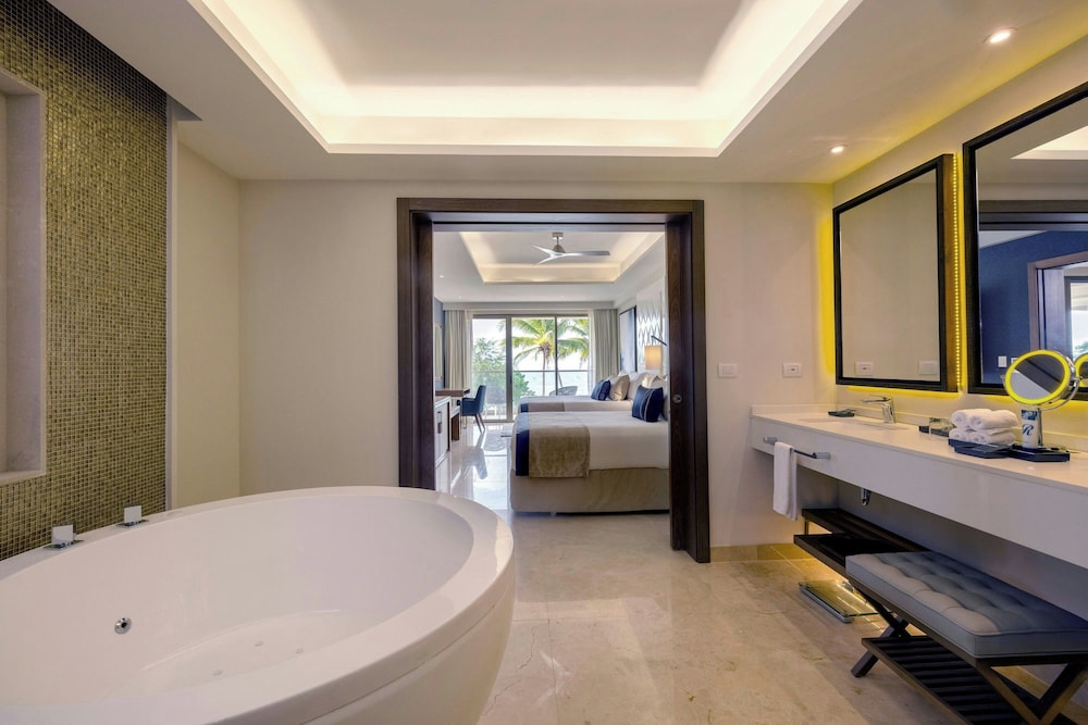 4 Bedrooms, Diamond Club, Chairman, Luxury, Suite, 2 King Beds, 4 Queen Beds, Ocean Front, 2 Sofa, Royalton Grenada, an Autograph Collection All-Inclusive Resort 7/7