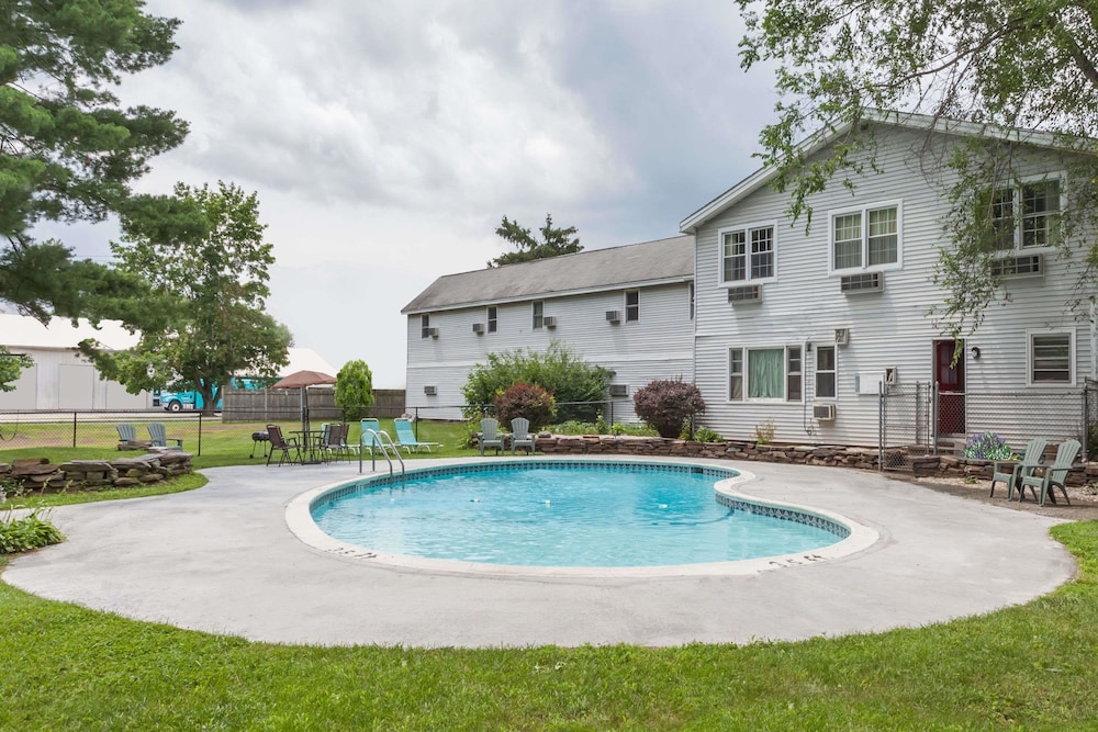 Travelodge by Wyndham Great Barrington Berkshires 3/43