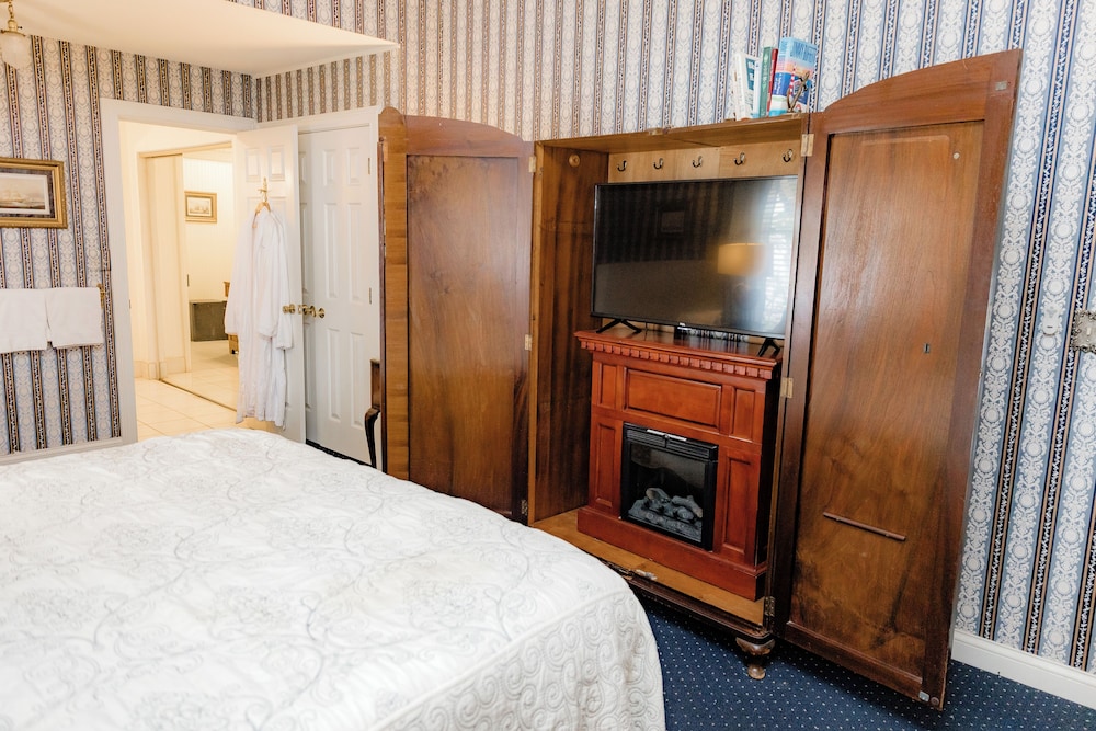 SUITE, KING BED
