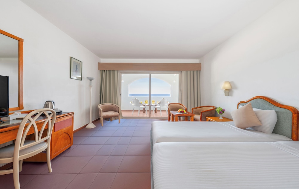 Oasis, Queen Bed, Partial Sea View