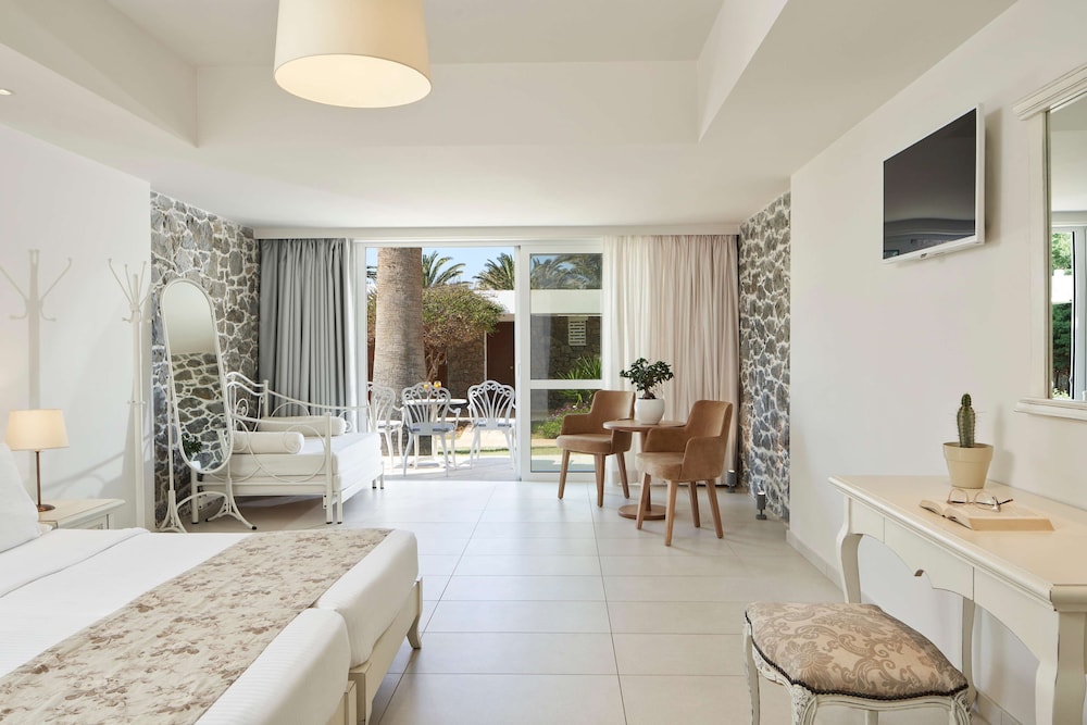 بنغل بريميوم سوبيريور بثلاثة أسرّة بإطلالة على الحديقة مع أريكة، Civitel Creta Beach 7/7