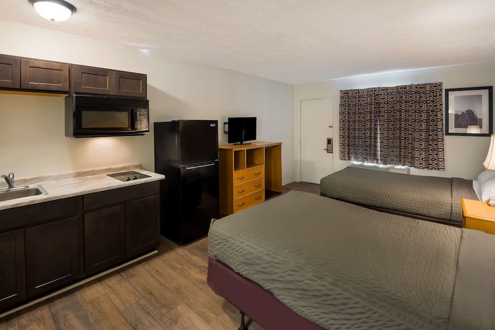 Efficiency, 2 Double Beds