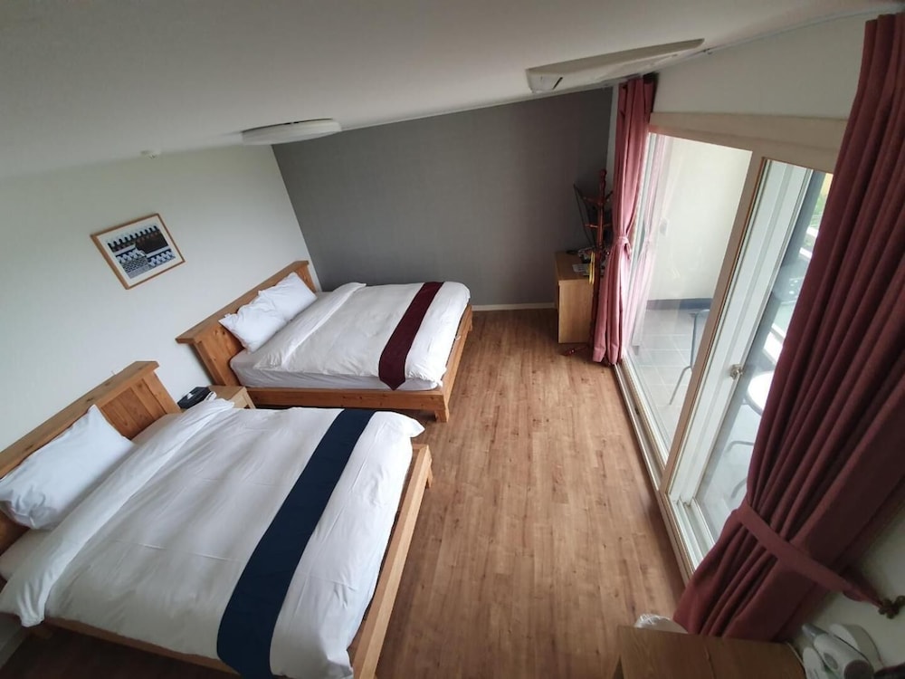 Cheonjiyeon Crystal Hotel 22/80